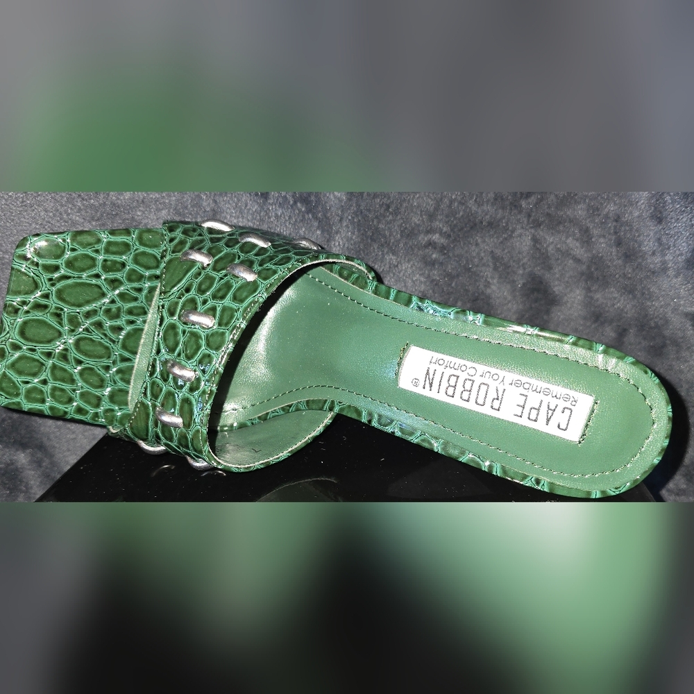 Green Crocodile-Embossed Women's Heels - Picture 6 of 9